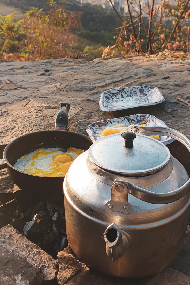 Préparer le petit-déjeuner avec un feu de camp